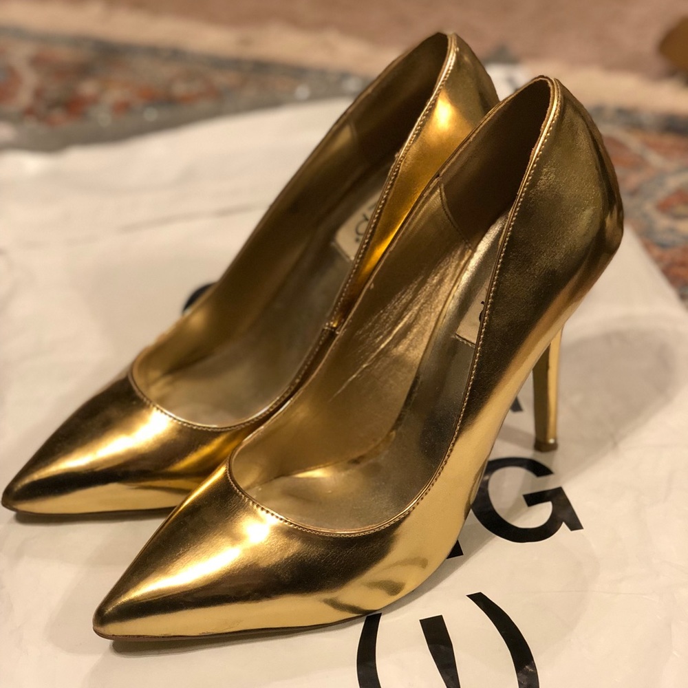 RSVP metallic patent pointed pumps